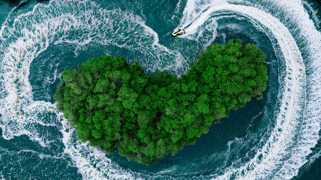 一个人驾驶 Sea-Doo 火花 90 Trixx 摩托艇环绕一座小岛骑行